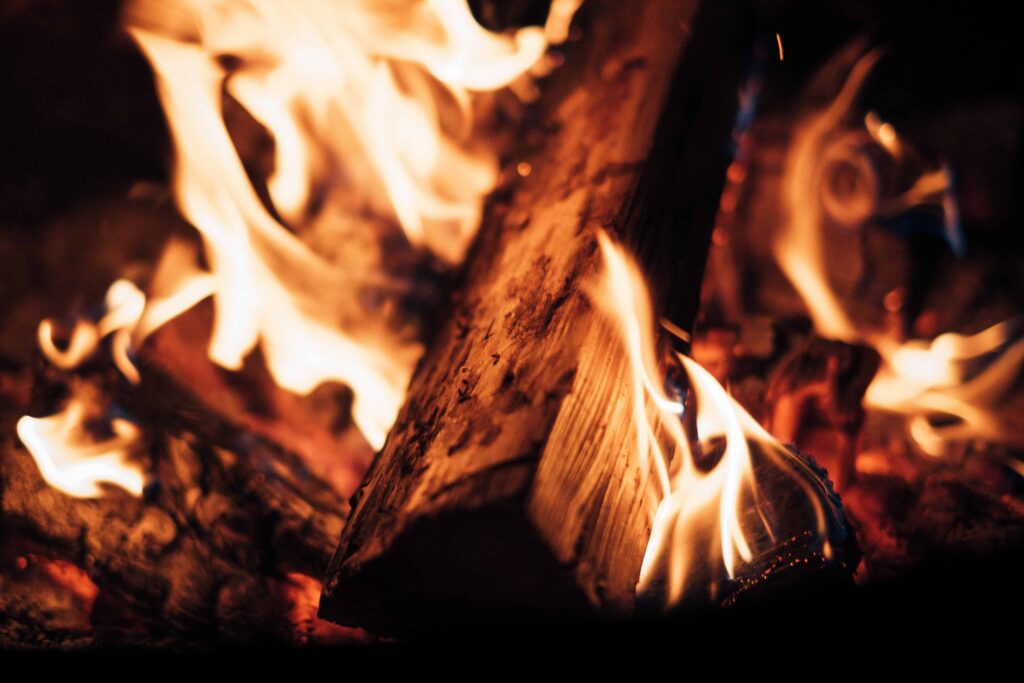 flames du chauffage au bois pour réchauffer la maison